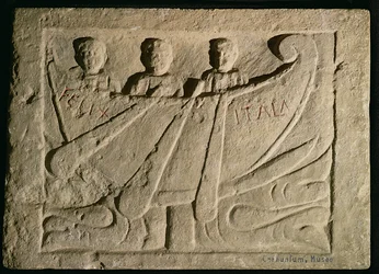 Stèle met een roeiboot 